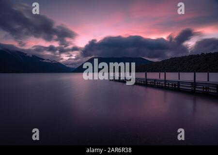 Sonnenuntergang über dem See Rotoiti, Neuseeland Stockfoto