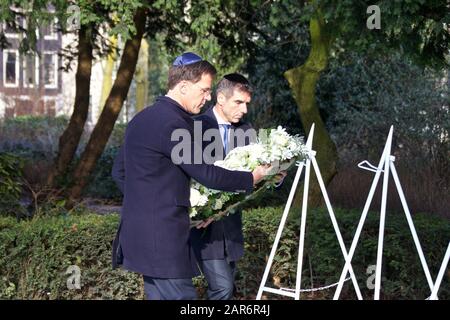 Amsterdam, Niederlande. Januar 2020. Der niederländische Premierminister Mark Rutte (L) legt anlässlich des nationalen Holocaust-Gedenktags in Amsterdam, Niederlande, 26. Januar 2020, einen Kranz. Credit: Sylvia Lederer/Xinhua/Alamy Live News Stockfoto