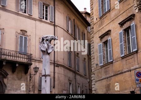 Eine Wölfin-Statue in Siena, Italien, ein Symbol der Stadt mit Referenzen rund um die Stadt. Stockfoto