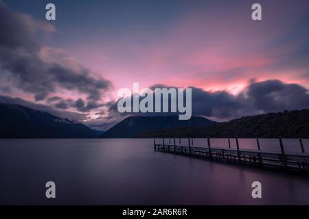 Sonnenuntergang über dem See Rotoiti, Neuseeland Stockfoto