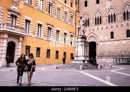 Piazza Salimbeni und der Haupteingang zur Banca Monte Paschi di Siena, der ältesten Bank der Welt, Siena, Italien. Stockfoto