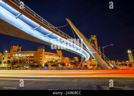 Die Harbour Drive Fußgängerbrücke und der Petco Park liegen auf der linken Seite. San Diego, Kalifornien, USA. Stockfoto