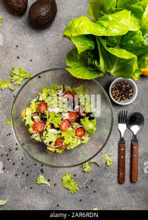 Salat mit frischem Gemüse Oliven Tomaten rote Zwiebel griechische Käsefeta und Olivenöl. Draufsicht. Stockfoto