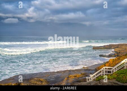 Bewölkt am Morgen von oberhalb von Windansea Beach. La Jolla, Kalifornien, USA. Stockfoto