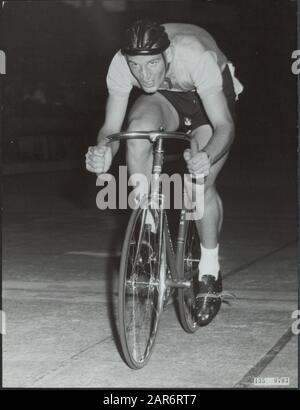 Nationale Meisterschaften Radsport auf der Strecke im Olympiastadion Amsterdam, Tiemen Groen (Gewinner der Verfolgungs-Amateure) im Einsatz Datum: 6. August 1964 Ort: Amsterdam, Noord-Holland Schlagwörter: Sport, Radsport persönlicher Name: Groen Tiemen Institution Name: Olympiastadion Stockfoto