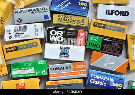 Sammlung verschiedener alter Negativfilme in Boxen, Ausstattung für analoge Mittelformatkameras Stockfoto
