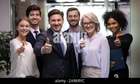 Mixed Race lächelnd, verschiedene Altersgruppen, in denen Teamkollegen mit den Daumen nach oben zeigen. Stockfoto