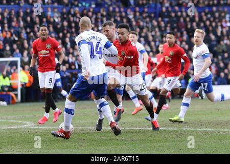 Birkenhead, Großbritannien. Januar 2020. Mason Greenwood von Manchester United (c) läuft bei der Verteidigung von Tranmere. Der Emirates FA Cup, 4. Runde Match, Tranmere Rovers gegen Manchester Udd im Prenton Park, Birkenhead, Wirral am Sonntag, 26. Januar 2020. Dieses Bild darf nur für redaktionelle Zwecke verwendet werden. Nur redaktionelle Nutzung, Lizenz für kommerzielle Nutzung erforderlich. Keine Verwendung bei Wetten, Spielen oder einer einzelnen Club-/Liga-/Spielerpublikationen.pic von Chris Stading/Andrew Orchard Sportfotografie/Alamy Live News Credit: Andrew Orchard Sportfotografie/Alamy Live News Stockfoto