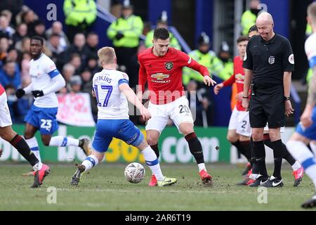 Birkenhead, Großbritannien. Januar 2020. David Perkins von Tranmere Rovers (l) will Diogo Dalot von Manchester United (20) in Angriff nehmen. Der Emirates FA Cup, 4. Runde Match, Tranmere Rovers gegen Manchester Udd im Prenton Park, Birkenhead, Wirral am Sonntag, 26. Januar 2020. Dieses Bild darf nur für redaktionelle Zwecke verwendet werden. Nur redaktionelle Nutzung, Lizenz für kommerzielle Nutzung erforderlich. Keine Verwendung bei Wetten, Spielen oder einer einzelnen Club-/Liga-/Spielerpublikationen.pic von Chris Stading/Andrew Orchard Sportfotografie/Alamy Live News Credit: Andrew Orchard Sportfotografie/Alamy Live News Stockfoto