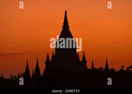 Sonnenaufgang über einem Bagan-Tempel, Myanmar. Bagan ist eine alte Stadt und gehört zum UNESCO-Weltkulturerbe. Die Überreste von 3822 Tempeln und Pagoden überleben noch Stockfoto
