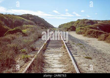 Bahngleise im Landkreis Santa Cruz, Kalifornien, USA. Stockfoto