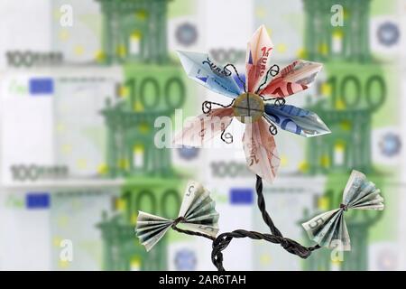 Blumen Origami-Banknoten mit Hundert Euro Hintergrund und Kopierraum Stockfoto