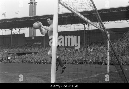 Niederlande gegen Bulgarien 4-2 im Olympiastadion Spielzeitpunkt: 3. April 1960 Ort: Bulgarien, Niederlande Schlagwörter: Sport, Fußball-Institution Name: Olympiastadion Stockfoto