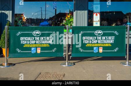 Bekanntmachung außerhalb Grabenfräsen Fisch und Chips Restaurant in Whitby offiziell Best Fish und Chips Restaurant 2019 Stockfoto