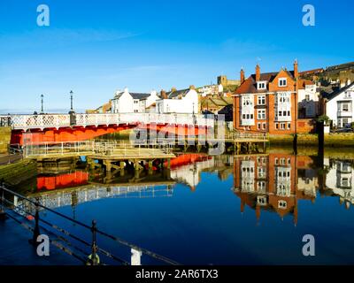 Drehbrücke und das Dolphin Hotel in der historischen Stadt Whitby spiegelt sich im Wasser des Hafens Stockfoto