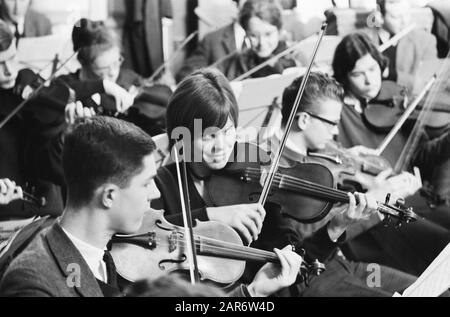 Niederländisches Studentenorchester Proben in der Ruinenkirche in Mons, Überblick Datum: 7. Januar 1963 Ort: Berge Schlüsselwörter: Kirchen, STUDENTEN, Orchester, Übersichten Stockfoto