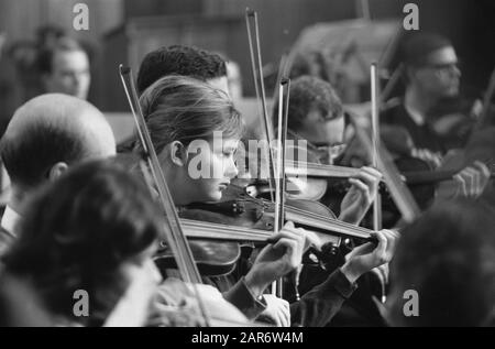 Niederländisches Studentenorchester Proben in der Ruinenkirche in Bergen Datum: 7. Januar 1963 Ort: Berge Schlüsselwörter: Kirchen, STUDENTEN, Orchester, Proben Stockfoto