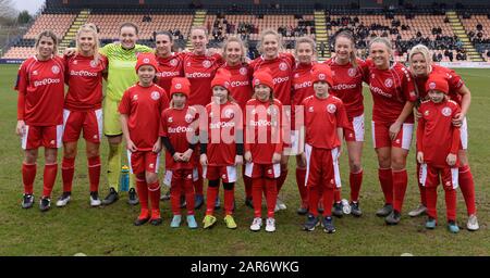 Canons Park, Großbritannien. Februar 2018. Barnsley Frauen, die während des Vierten Runden Matches des WomenÕs FA Cup zwischen Tottenham Hotspur Frauen und Barnsley Frauen im Hive Stadium in London, Großbritannien - 26. Januar 2020 herauskommen Credit: Action Foto Sport/Alamy Live News Stockfoto