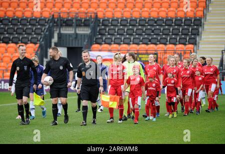 Canons Park, Großbritannien. Februar 2018. Barnsley Frauen, die während des Vierten Runden Matches des WomenÕs FA Cup zwischen Tottenham Hotspur Frauen und Barnsley Frauen im Hive Stadium in London, Großbritannien - 26. Januar 2020 herauskommen Credit: Action Foto Sport/Alamy Live News Stockfoto