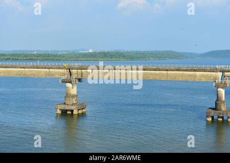 Eisenbahnbrücke über den fluss goa in Indien Stockfoto