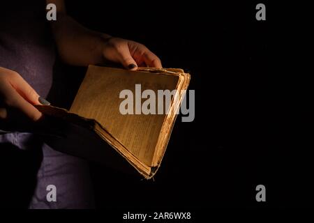 Frau liest alte heilige bibel. Stockfoto