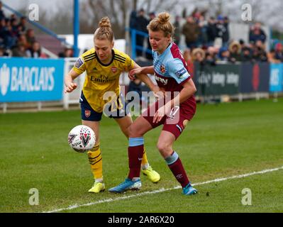 Dagenham, Großbritannien. Januar 2020. Borehamwood, ENGLAND - 27. JANUAR: L-R Leonie Maier von Arsenal und Esmee de Graaf von West Ham United WFC während Des Vierten Runden Matches Des Fa Cup Der Frauen zwischen West Ham United Women und Arsenal im Rush Green Stadium am 27. Januar 2020 in Dagenham, England7 Credit: Action Koto Sport/Alamy Live News Stockfoto