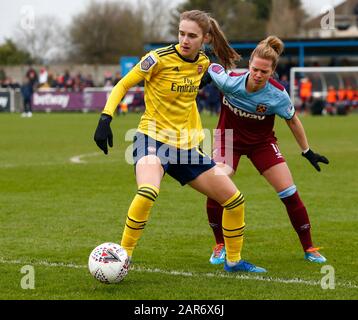 Dagenham, Großbritannien. Januar 2020. Borehamwood, ENGLAND - 29. JANUAR: L-R Vivianne Miedema von Arsenal hält von Katharina Baunach von West Ham United WFC während Des Vierten Runden Matches Des Fa Cup Der Frauen zwischen West Ham United Women und Arsenal im Rush Green Stadium am 27. Januar 2020 in Dagenham, England7 Credit: Action Koto Sport/Alamy Live News Stockfoto