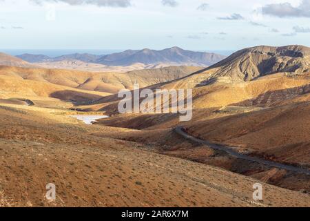 Panoramaaussicht auf die Landschaft vom Aussichtspunkt mirador Astronomico de Sicasumbre zwischen Pajara und La Pared auf der kanareninsel Fuerteventura, Spanien Stockfoto