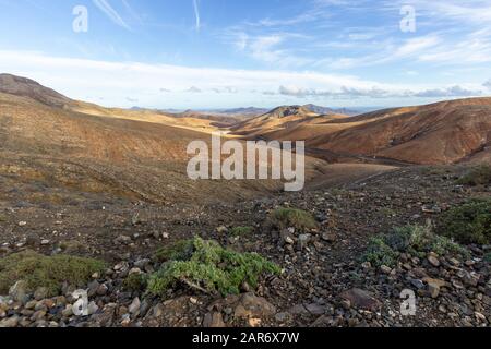 Panoramaaussicht auf die Landschaft vom Aussichtspunkt mirador Astronomico de Sicasumbre zwischen Pajara und La Pared auf der kanareninsel Fuerteventura, Spanien Stockfoto