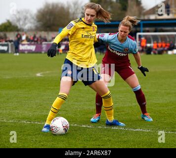 Dagenham, Großbritannien. Januar 2020. Borehamwood, ENGLAND - 29. JANUAR: L-R Vivianne Miedema von Arsenal hält von Katharina Baunach von West Ham United WFC während Des Vierten Runden Matches Des Fa Cup Der Frauen zwischen West Ham United Women und Arsenal im Rush Green Stadium am 27. Januar 2020 in Dagenham, England7 Credit: Action Koto Sport/Alamy Live News Stockfoto