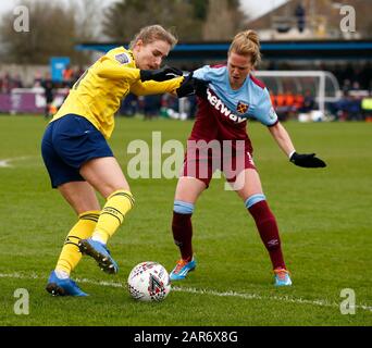 Dagenham, Großbritannien. Januar 2020. Borehamwood, ENGLAND - 29. JANUAR: L-R Vivianne Miedema von Arsenal hält von Katharina Baunach von West Ham United WFC während Des Vierten Runden Matches Des Fa Cup Der Frauen zwischen West Ham United Women und Arsenal im Rush Green Stadium am 27. Januar 2020 in Dagenham, England7 Credit: Action Koto Sport/Alamy Live News Stockfoto