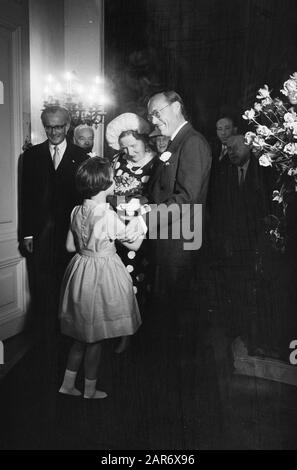 Niederländische Kolonie in Palvicini Königin Juliana und der Fürst erhielten Blumen Datum: 22. Mai 1962 Schlüsselwörter: Blumen, Königinnen, Quittungen, Fürsten persönlicher Name: Bernhard, Prinzen, Juliana (Königin Niederlande), Juliana, Königin Stockfoto