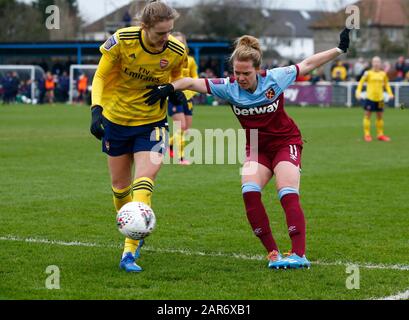 Dagenham, Großbritannien. Januar 2020. Borehamwood, ENGLAND - 29. JANUAR: L-R Vivianne Miedema von Arsenal hält von Katharina Baunach von West Ham United WFC während Des Vierten Runden Matches Des Fa Cup Der Frauen zwischen West Ham United Women und Arsenal im Rush Green Stadium am 27. Januar 2020 in Dagenham, England7 Credit: Action Koto Sport/Alamy Live News Stockfoto