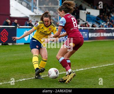 Dagenham, Großbritannien. Januar 2020. Borehamwood, ENGLAND - 27. JANUAR: L-R Lisa Evans von Arsenal hält Leanne Kiernan von West Ham United WFC während Des Vierten Runden Matches Des Fa Cup Der Frauen zwischen West Ham United Women und Arsenal im Rush Green Stadium am 27. Januar 2020 in Dagenham, England7 Credit: Action Koto Sport/Alamy Live News Stockfoto