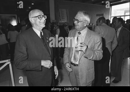 Aufgabe ARP; letzte Sitzung der ARP in Verbindung mit CDA Negativenrs 3a und 4a: De Gaay Fortman in Spelek mit Andringa; Anmerkung: ARP-Zuweisungsdatum: 27. september 1980 Ort: Amsterdam, Noord-Holland Schlüsselwörter: Mitglieder, politische Parteien Personenname: Andringa, Gaay Fortman, Gaius de, Name Der Institution: ARP Stockfoto