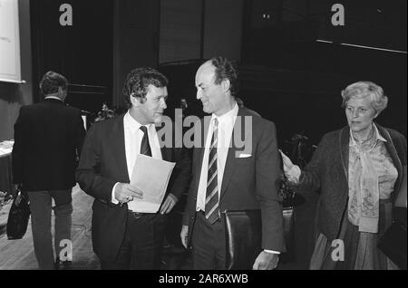 Aufgabe ARP; letzte Sitzung der ARP in Verbindung mit CDA Negativenrs 8a und 9a Van Houwelingen im Gespräch mit Aantjes; Anmerkung: Zuweisung ARP Datum: 27. september 1980 Ort: Amsterdam, Noord-Holland Schlüsselwörter: Foren, politische Parteien, Treffen persönlicher Name: Aantjes, Willem, Houwelingen, Jan van Institution Name: ARP Stockfoto