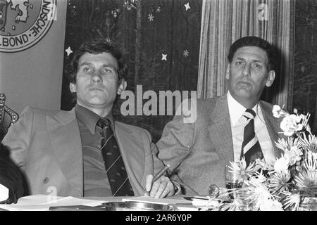 Neuer Vorstand bezahlte Fußball-KNVB; Martin Snoek (l) und Leo van de Kroft (r) Datum: 19. November 1977 Schlüsselwörter: Sport, Fußball-Institution Name: KNVB Stockfoto