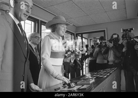 Neues Buch Pumpstation in Halfweg, offiziell eröffnet von Prinzessin Beatrix; Prinzessin Beatrix führt den Eröffnungstermin aus: 23. November 1977 Ort: Halfway Keywords: Openings persönlicher Name: Beatrix, Prinzessin Stockfoto