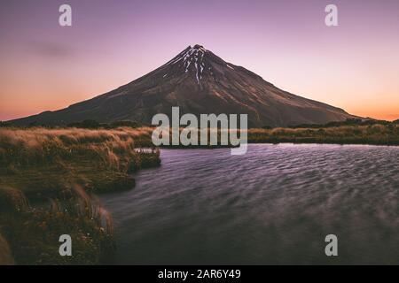 MT Taranaki von der Pouakai Range, Egmont National Park, Neuseeland aus gesehen Stockfoto