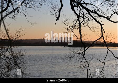 Ein Blick auf Radcliffe auf dem Soar-Kraftwerk vom Attenborough-Naturschutzgebiet Nottinghamshire. Stockfoto