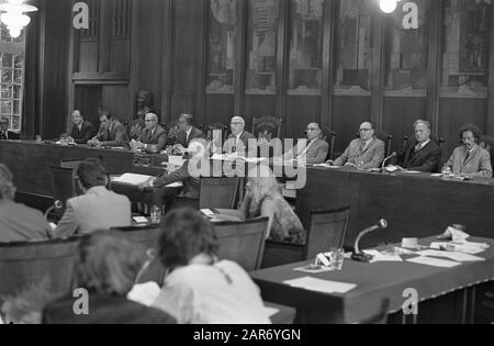 Neue Stadtverwaltung von Amsterdam installiert; Übersicht Datum: 1. September 1970 Standort: Amsterdam, Noord-Holland Schlüsselwörter: Gemeinderäte, Installationen, Übersichten Stockfoto