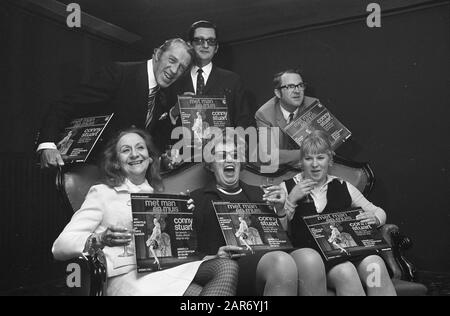 Neues Album voller Länge präsentiert von The Musical Man and Mouse während einer Pressekonferenz in Amsterdam mit Schallplatte vlnr (z) Conny Stuart, Annie M.G. Schmidt, Elje de Wijn, (ST) Albeck, Datum: 13. april 1969 Ort: Amsterdam, Noord-Holland Schlagwörter: Lange Spielplatten, Pressekonferenzen persönlicher Name: Schmidt, Annie M.G., Stuart, Conny, Wine, Elje de Stockfoto