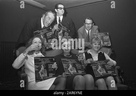 Neues Album voller Länge präsentiert von The Musical Man and Mouse während einer Pressekonferenz in Amsterdam mit Schallplatte vlnr (z) Conny Stuart, Annie M.G. Schmidt, Elje de Wijn, (ST) Albeck, Datum: 13. april 1969 Ort: Amsterdam, Noord-Holland Schlagwörter: Lange Spielplatten, Pressekonferenzen persönlicher Name: Schmidt, Annie M.G., Stuart, Conny, Wine, Elje de Stockfoto