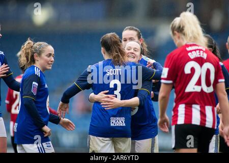 Chesterfield, Großbritannien. Januar 2020. FA Cup Fourth Round der Damen: Birmingham City schlug Sheffield United 3 - 0. Scorer Harriet Scott wird von Teamkollegen kongartiert. Kredit: Peter Lopeman/Alamy Live News Stockfoto