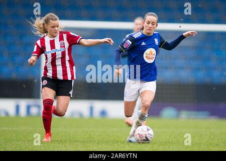 Chesterfield, Großbritannien. Januar 2020. FA Cup Fourth Round der Damen: Birmingham City schlug Sheffield United 3 - 0. Lucy Staniforth mit dem Ball. Kredit: Peter Lopeman/Alamy Live News Stockfoto