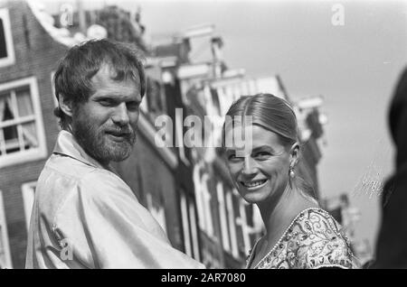 Nina en Frederik in Amsterdam, für TV-Film. Datum: 13.April 1967 Ort: Amsterdam, Noord-Holland Schlüsselwörter: Schauspielerinnen, Filmstars, Musiker, Fernsehfilme persönlicher Name: Moller, Nina, Pallandt, Frederik van, Pallandt, Nina van Stockfoto