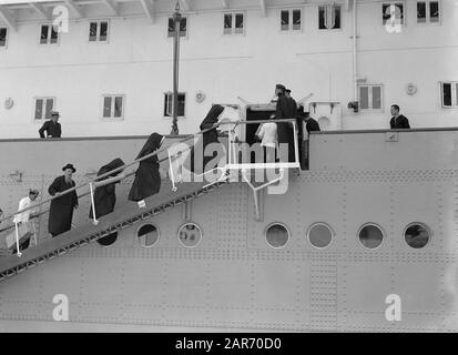 Seereise mit MS Baloeran-Nonnen geht an Bord der Baloeran-Anmerkung: Der Baloeran (1930-1940) war ein Passagierschiff der Schiffahrtsgesellschaft The Royal Rotterdam-Lloyd Datum: 1935 Standort: Frankreich, Marseille Schlüsselwörter: Reisende, Schiffe Stockfoto