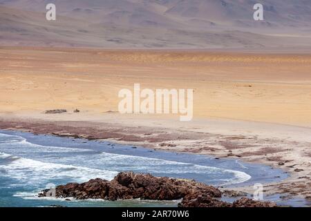 Meer- und Wüstenblick, Paracas National Reserve. Stockfoto