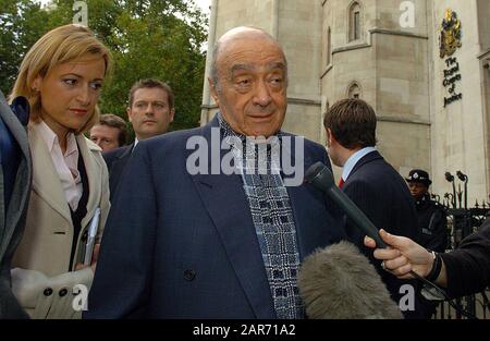 Mohamed Al-Fayed mit der Sprecherin Katherine Witty im Jahr 2007 trat am High Court in London für den dritten Tag der Untersuchung über den Tod seines Sohnes Dodi Fayed und der Prinzessin Diana auf. Stockfoto