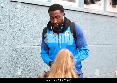 Birkenhead, Großbritannien. Januar 2020. Emmanuel Monthe of Tranmere Rovers unterzeichnet ein Autograph vor dem Spiel der vierten Runde des FA Cup zwischen Tranmere Rovers und Manchester United im Prenton Park am 26. Januar 2020 in Birkenhead, England. (Foto von Richard Ault/phcimages.com) Credit: PHC Images/Alamy Live News Stockfoto